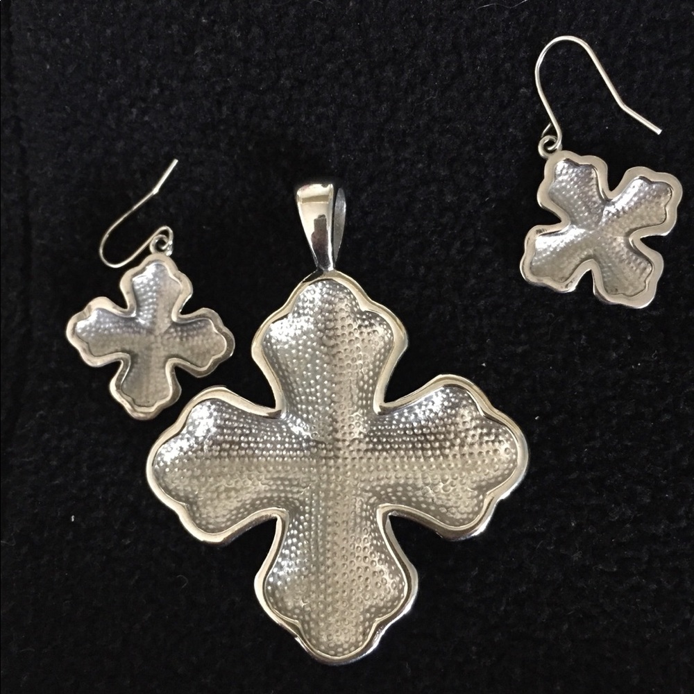 BEAUTIFUL CROSS PENDANT AND EARRINGS SET! - Picture 6 of 7